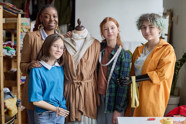 Uczestnicy warsztatów haftu